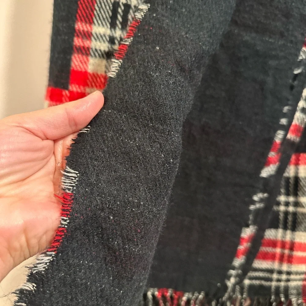 Super Soft & Cozy Reversible Extra Large Poncho Wrap Plaid Black Red White EUC